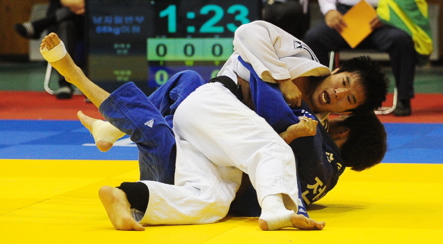 22일 인천시 남동구 동부학생체육관에서 열린 제94회 전국체전 유도 남자 개인전66kg 이하급 경기에서 인천시체육회의 윤태호 선수가 공격을 하고 있다.장용준기자 jyjun@kyeonggi.com