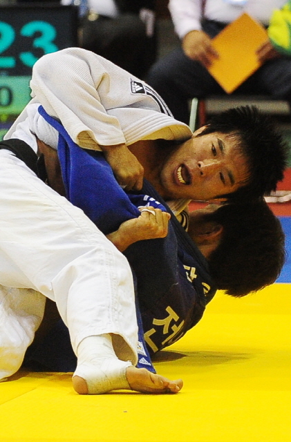 22일 인천시 남동구 동부학생체육관에서 열린 제94회 전국체전 유도 남자 개인전66kg 이하급 경기에서 인천시체육회의 윤태호 선수가 공격을 하고 있다.장용준기자 jyjun@kyeonggi.com