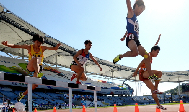 22일 인천 문학경기장에서 열린 제94회 전국체육대회 육상 남고 3000m 장애물 결승경기에 출전한 선수이 힘차게 장애물을 넘고 있다.전형민기자  hmjeon@kyeonggi.com