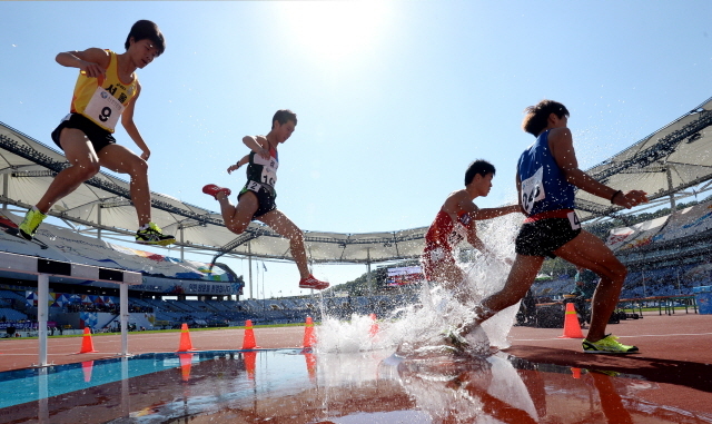 22일 인천 문학경기장에서 열린 제94회 전국체육대회 육상 남고 3000m 장애물 결승경기에 출전한 선수이 힘차게 장애물을 넘고 있다.전형민기자  hmjeon@kyeonggi.com