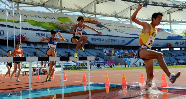 22일 인천 문학경기장에서 열린 제94회 전국체육대회 육상 남고 3000m 장애물 결승경기에 출전한 선수이 힘차게 장애물을 넘고 있다.전형민기자  hmjeon@kyeonggi.com