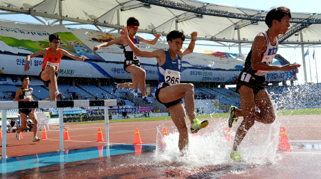 22일 인천 문학경기장에서 열린 제94회 전국체육대회 육상 남고 3000m 장애물 결승경기에 출전한 선수이 힘차게 장애물을 넘고 있다.전형민기자  hmjeon@kyeonggi.com