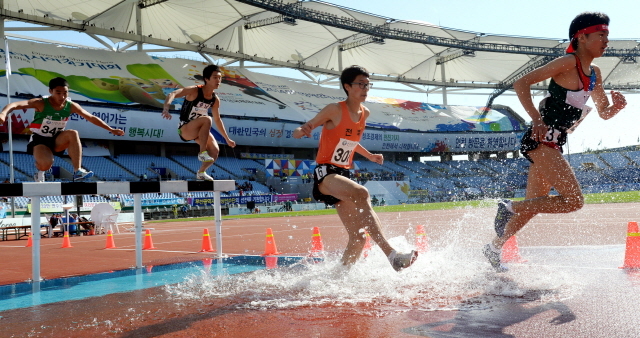 22일 인천 문학경기장에서 열린 제94회 전국체육대회 육상 남고 3000m 장애물 결승경기에 출전한 선수이 힘차게 장애물을 넘고 있다.전형민기자  hmjeon@kyeonggi.com