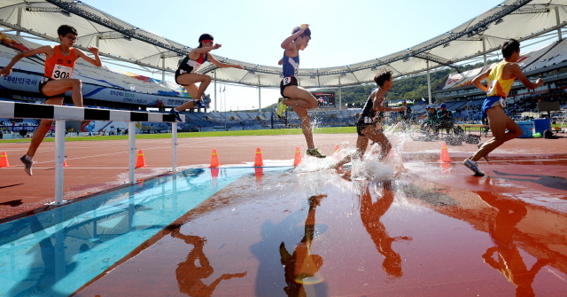 22일 인천 문학경기장에서 열린 제94회 전국체육대회 육상 남고 3000m 장애물 결승경기에 출전한 선수이 힘차게 장애물을 넘고 있다.전형민기자  hmjeon@kyeonggi.com
