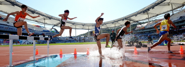 22일 인천 문학경기장에서 열린 제94회 전국체육대회 육상 남고 3000m 장애물 결승경기에 출전한 선수이 힘차게 장애물을 넘고 있다.전형민기자  hmjeon@kyeonggi.com