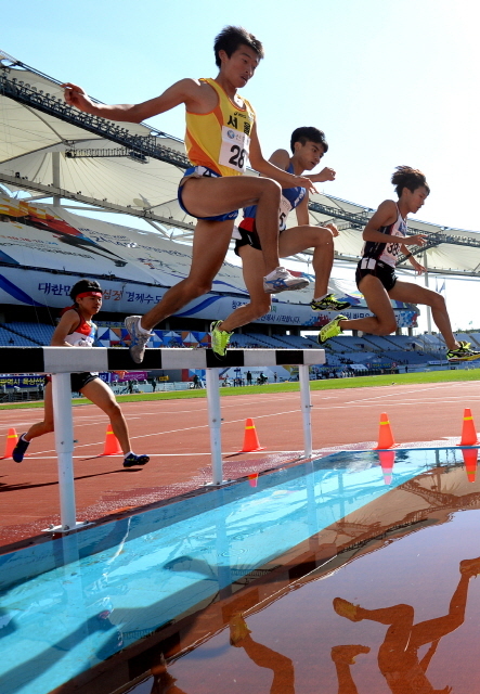 22일 인천 문학경기장에서 열린 제94회 전국체육대회 육상 남고 3000m 장애물 결승경기에 출전한 선수이 힘차게 장애물을 넘고 있다.전형민기자  hmjeon@kyeonggi.com