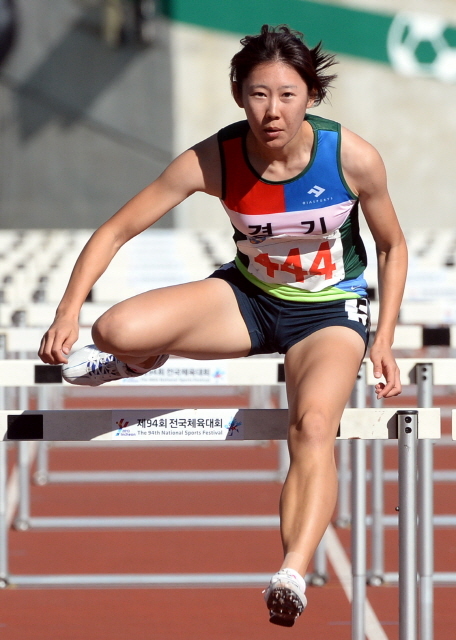 22일 인천 문학경기장에서 열린 제94회 전국체육대회 육상 여자일반부 100m 허들경기에서 이지민(경기)선수가 힘차게 허들을 넘고 있다.전형민기자  hmjeon@kyeonggi.com