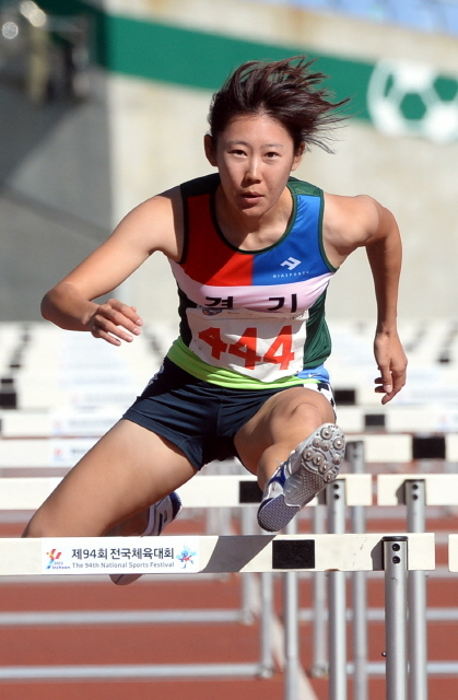 22일 인천 문학경기장에서 열린 제94회 전국체육대회 육상 여자일반부 100m 허들경기에서 이지민(경기)선수가 힘차게 허들을 넘고 있다.전형민기자  hmjeon@kyeonggi.com