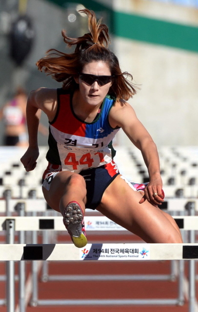 22일 인천 문학경기장에서 열린 제94회 전국체육대회 육상 여자일반부 100m 허들경기에서 오미연(경기)선수가  힘차게 허들을 넘고 있다.전형민기자  hmjeon@kyeonggi.com