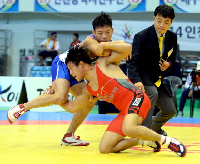 22일 인천시 송도 글로벌대학 체육관에서 열린 제94회 전국체육대회 레슬링 자유형 남자일반 55kg 준결승 경기에서 이우주(경기,수원시청) 선수가 정용석(서울,삼성생명)에게  공격을 시도 하고 있다.전형민기자  hmjeon@kyeonggi.com
