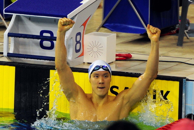 22일 오후 인천시 남구 문학 박태환수영장에서 열린 남자 일반부 800m 계영 결승 경기에서 역영을 펼치며 1위로 들어와 4관왕에 등극한 마린보이 박태환이 주먹을 불끈 쥐고 있다.장용준기자 jyjun@kyeonggi.com