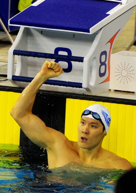 22일 오후 인천시 남구 문학 박태환수영장에서 열린 남자 일반부 800m 계영 결승 경기에서 역영을 펼치며 1위로 들어와 4관왕에 등극한 마린보이 박태환이 주먹을 불끈 쥐고 있다.장용준기자 jyjun@kyeonggi.com