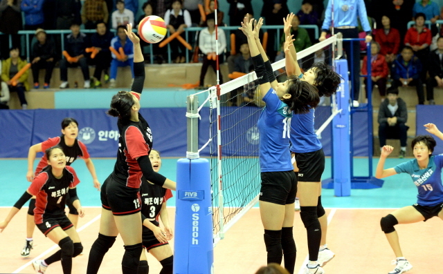 23일 인천시 남구 인하대학교 체육관에서 열린 배구 여고부 수원전산여고와 목포여상고의 결승경기.전형민기자  hmjeon@kyeonggi.com