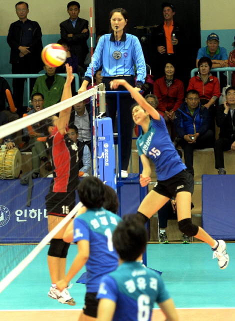 23일 인천시 남구 인하대학교 체육관에서 열린 배구 여고부 수원전산여고와 목포여상고의 결승경기.전형민기자  hmjeon@kyeonggi.com