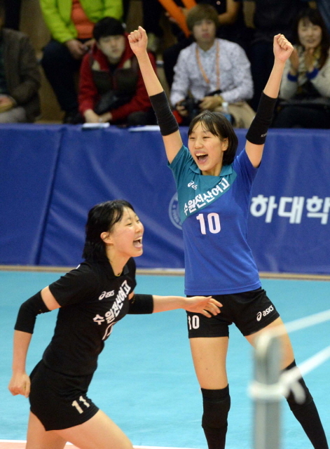 23일 인천시 남구 인하대학교 체육관에서 열린 배구 여고부 수원전산여고와 목포여상고의 결승경기에서우승을 차지한 수원전산여고 선수들이 환호하고 있다.전형민기자  hmjeon@kyeonggi.com