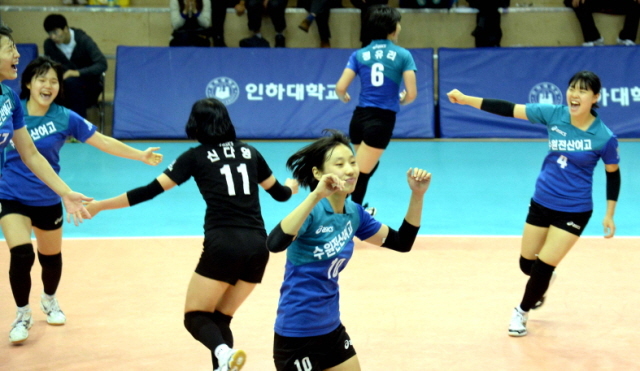 23일 인천시 남구 인하대학교 체육관에서 열린 배구 여고부 수원전산여고와 목포여상고의 결승경기에서우승을 차지한 수원전산여고 선수들이 환호하고 있다.전형민기자  hmjeon@kyeonggi.com