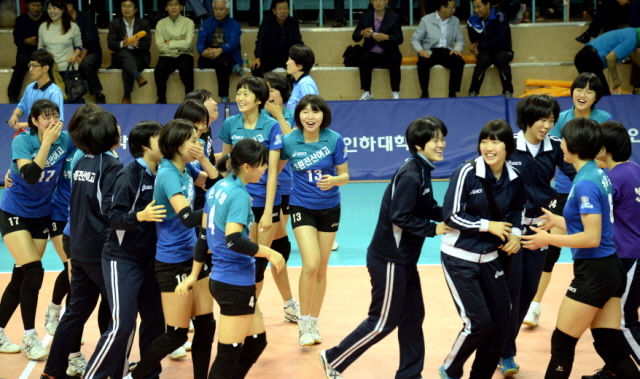 23일 인천시 남구 인하대학교 체육관에서 열린 배구 여고부 수원전산여고와 목포여상고의 결승경기에서우승을 차지한 수원전산여고 선수들이 환호하고 있다.전형민기자  hmjeon@kyeonggi.com