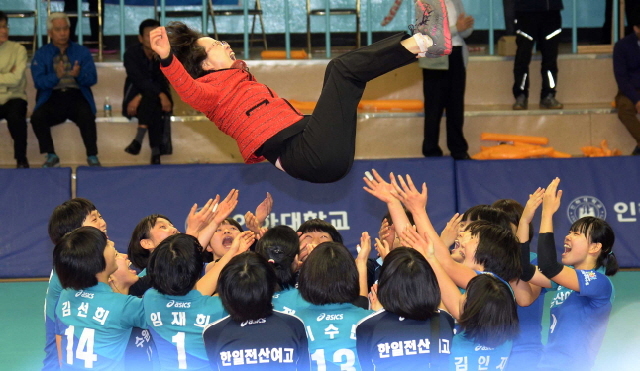 23일 인천시 남구 인하대학교 체육관에서 열린 배구 여고부 수원전산여고와 목포여상고의 결승경기에서우승을 차지한 수원전산여고.전형민기자  hmjeon@kyeonggi.com