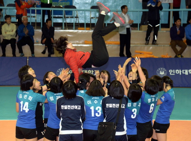 23일 인천시 남구 인하대학교 체육관에서 열린 배구 여고부 수원전산여고와 목포여상고의 결승경기에서우승을 차지한 수원전산여고.전형민기자  hmjeon@kyeonggi.com