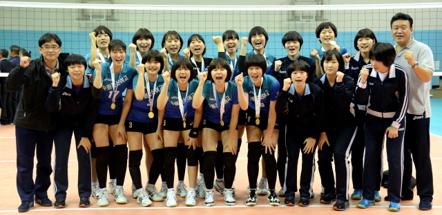 23일 인천시 남구 인하대학교 체육관에서 열린 배구 여고부 수원전산여고와 목포여상고의 결승경기에서우승을 차지한 수원전산여고.전형민기자  hmjeon@kyeonggi.com