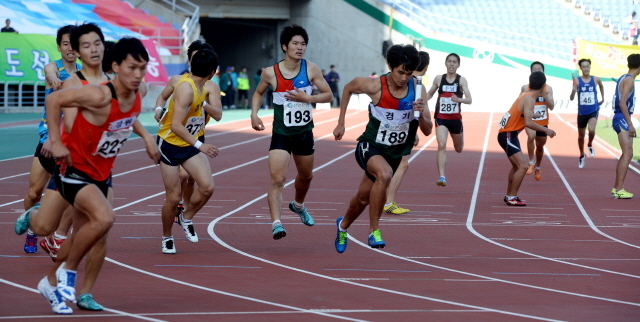 23일 인천시 문학경기장에서 열린 제94회 전국체육대회 육상 남고 1600m 릴레이 결승경기에서 선수들이  결승선을 향해 힘차게 질주하고  있다. 전형민기자  hmjeon@kyeonggi.com