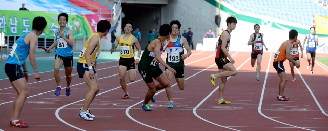23일 인천시 문학경기장에서 열린 제94회 전국체육대회 육상 남고 1600m 릴레이 결승경기에서 1위를 차지한 경기도선수들이  바톤터치를 하고  있다. 전형민기자  hmjeon@kyeonggi.com