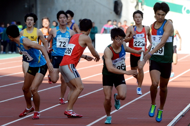 23일 인천시 문학경기장에서 열린 제94회 전국체육대회 육상 남고 1600m 릴레이 결승경기에서 1위를 차지한 경기도선수들이  바톤터치를 하고  있다. 전형민기자  hmjeon@kyeonggi.com