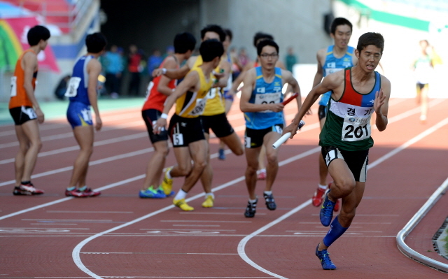 23일 인천시 문학경기장에서 열린 제94회 전국체육대회 육상 남고 1600m 릴레이 결승경기에서 선수들이  결승선을 향해 힘차게 질주하고  있다. 전형민기자  hmjeon@kyeonggi.com