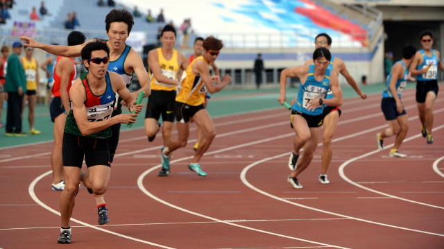 23일 인천시 문학경기장에서 열린 제94회 전국체육대회 육상 남자일반 1600m 릴레이 결승경기에서 선수들이  결승선을 향해 힘차게 질주하고  있다. 전형민기자  hmjeon@kyeonggi.com