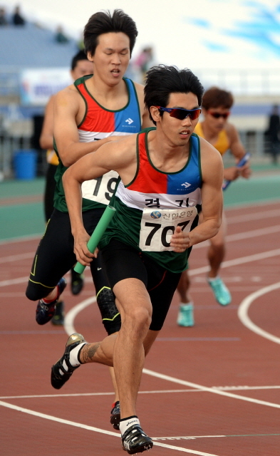 23일 인천시 문학경기장에서 열린 제94회 전국체육대회 육상 남자일반 1600m 릴레이 결승경기에서 선수들이  결승선을 향해 힘차게 질주하고  있다. 전형민기자  hmjeon@kyeonggi.com