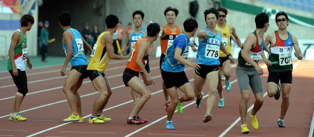 23일 인천시 문학경기장에서 열린 제94회 전국체육대회 육상 남자일반 1600m 릴레이 결승경기에서 선수들이  바톤터치를 하고  있다. 전형민기자  hmjeon@kyeonggi.com