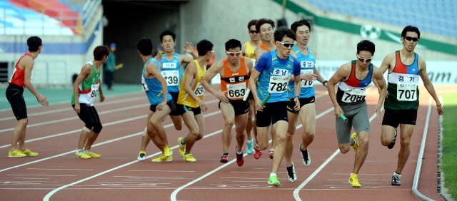 23일 인천시 문학경기장에서 열린 제94회 전국체육대회 육상 남자일반 1600m 릴레이 결승경기에서 선수들이  결승선을 향해 힘차게 질주하고  있다. 전형민기자  hmjeon@kyeonggi.com