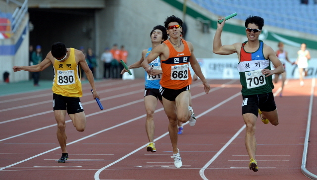 23일 인천시 문학경기장에서 열린 제94회 전국체육대회 육상 남자일반 1600m 릴레이 결승경기에서 경기도의 마지막 주자인 이요한이 1위로 골인하고  있다. 전형민기자  hmjeon@kyeonggi.com