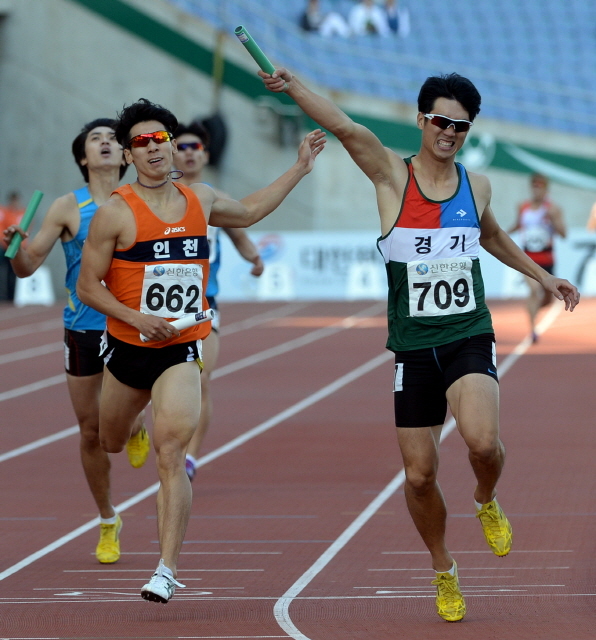 23일 인천시 문학경기장에서 열린 제94회 전국체육대회 육상 남자일반 1600m 릴레이 결승경기에서 경기도의 마지막 주자인 이요한이 1위로 골인하고  있다. 전형민기자  hmjeon@kyeonggi.com