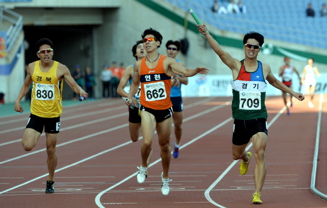 23일 인천시 문학경기장에서 열린 제94회 전국체육대회 육상 남자일반 1600m 릴레이 결승경기에서 경기도의 마지막 주자인 이요한이 1위로 골인하고  있다. 전형민기자  hmjeon@kyeonggi.com