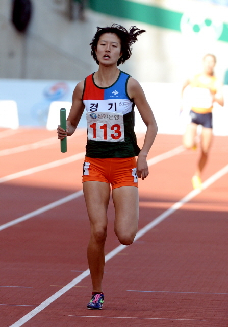 23일 인천시 문학경기장에서 열린 제94회 전국체육대회 육상 여고 1600m 릴레이 결승경기에서 경기도의 마지막 주자인 박성면이 1위로 골인하고  있다. 전형민기자  hmjeon@kyeonggi.com