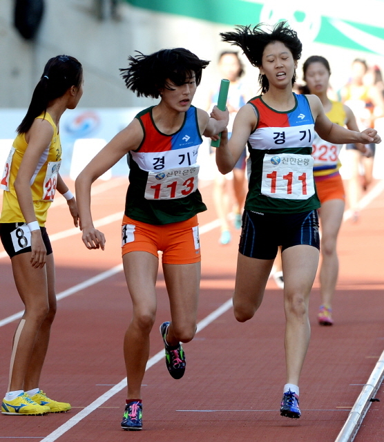 23일 인천시 문학경기장에서 열린 제94회 전국체육대회 육상 여고 1600m 릴레이 결승경기에서 선수들이  결승선을 향해 힘차게 질주하고  있다. 전형민기자  hmjeon@kyeonggi.com