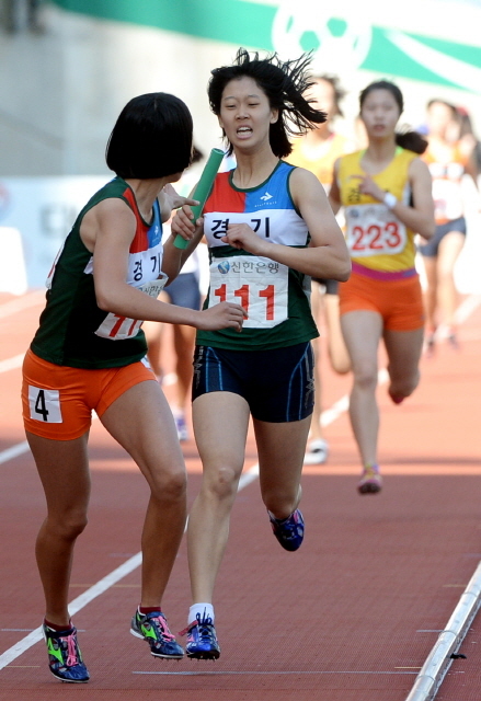 23일 인천시 문학경기장에서 열린 제94회 전국체육대회 육상 여고 1600m 릴레이 결승경기에서 선수들이  결승선을 향해 힘차게 질주하고  있다. 전형민기자  hmjeon@kyeonggi.com