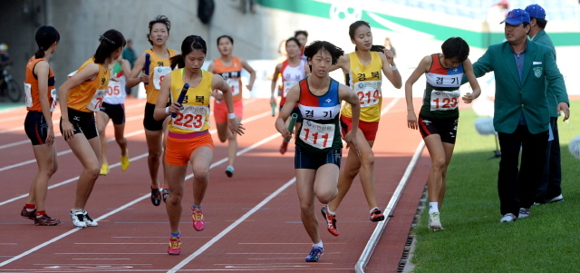 23일 인천시 문학경기장에서 열린 제94회 전국체육대회 육상 여고 1600m 릴레이 결승경기에서 선수들이  결승선을 향해 힘차게 질주하고  있다. 전형민기자  hmjeon@kyeonggi.com