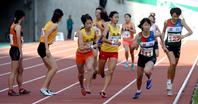 23일 인천시 문학경기장에서 열린 제94회 전국체육대회 육상 여고 1600m 릴레이 결승경기에서 선수들이  결승선을 향해 힘차게 질주하고  있다. 전형민기자  hmjeon@kyeonggi.com