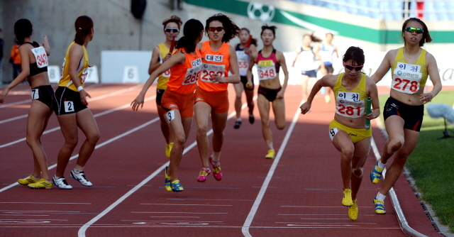 23일 인천시 문학경기장에서 열린 제94회 전국체육대회 육상 여대 1600m 릴레이 결승경기에서 선수들이  결승선을 향해 힘차게 질주하고  있다. 전형민기자  hmjeon@kyeonggi.com