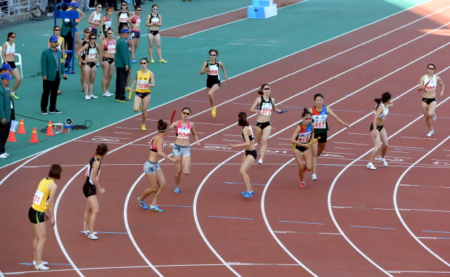 23일 인천시 문학경기장에서 열린 제94회 전국체육대회 육상 여자일반 1600m 릴레이 결승경기에서 1위를 차지한 경기도선수들이  바톤터치를 하고  있다. 전형민기자  hmjeon@kyeonggi.com