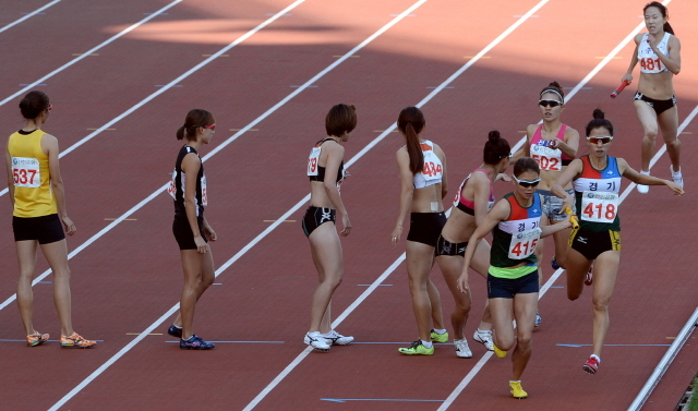23일 인천시 문학경기장에서 열린 제94회 전국체육대회 육상 여자일반 1600m 릴레이 결승경기에서 1위를 차지한 경기도선수들이  바톤터치를 하고  있다. 전형민기자  hmjeon@kyeonggi.com