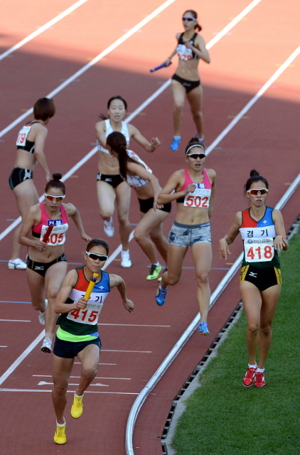23일 인천시 문학경기장에서 열린 제94회 전국체육대회 육상 여자일반 1600m 릴레이 결승경기에서 선수들이  바톤터치를 하고  있다. 전형민기자  hmjeon@kyeonggi.com