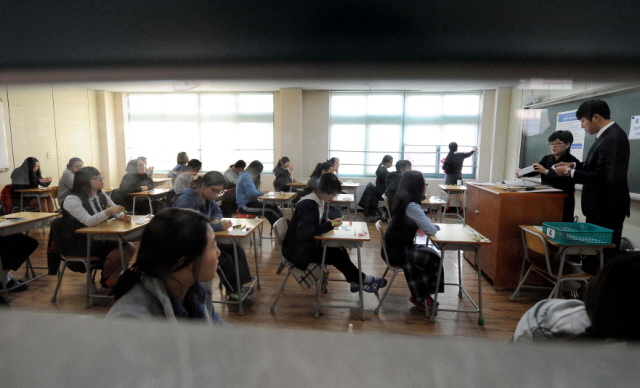 2014학년도 대학수학능력시험이 실시된 7일 인천시 연수구 인천여고 고사장의 수험생들이 긴장된 모습으로 답안지 배부를 기다리고 있다.장용준기자 jyjun@kyeonggi.com