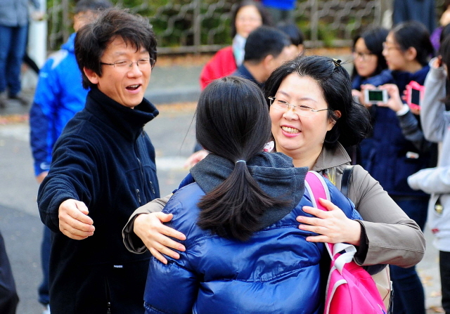 2014학년도 대학수학능력시험이 실시된 7일 인천시 연수구 인천여고 정문 앞에서 학부모들이 수험생을 다독이며 격려를 해주고 있다.장용준기자 jyjun@kyeonggi.com