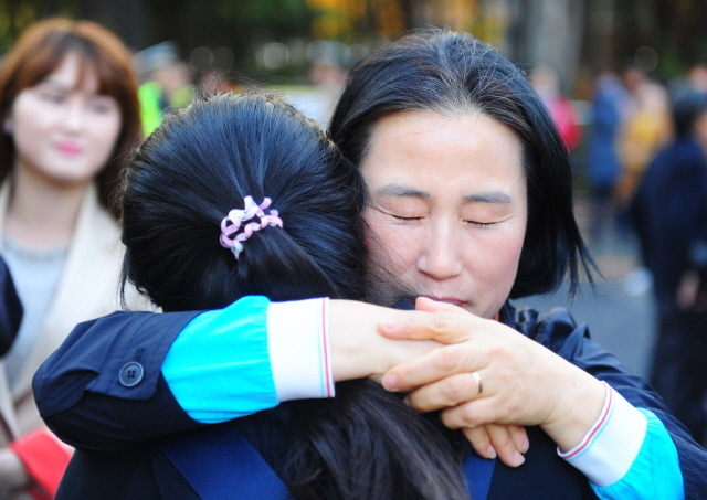 2014학년도 대학수학능력시험이 실시된 7일 인천시 연수구 인천여고 정문 앞에서 한 학부모가 수험생과 포옹을 하며 격려를 해주고 있다.장용준기자 jyjun@kyeonggi.com