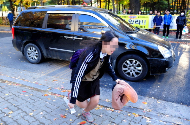 2014학년도 대학수학능력시험이 실시된 7일 인천시 연수구 인천여고에서 입실시간 즈음에 도착한 한 수험생이 서둘러 교문으로 뛰어 들어가고 있다.장용준기자 jyjun@kyeonggi.com