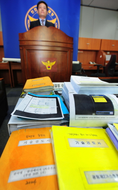 11일 LPG 충전·판매소의 인·허가 과정에서 억대의 금품을 주고받은 인천의 한 구청 간부급 공무원과 LPG 판매업자들이 무더기로 적발한 인천경찰청 수사과 직원이 청사내 기자실에서 사건 브리핑을 하고 있다.장용준기자 jyjun@kyeonggi.com