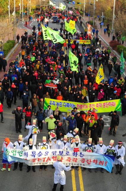 한-중 자유무역협정(FTA) 8차 협상이 열린 18일 오후 인천시 연수구 인천평생학습관에서 '한-중 FTA 8차 협상 규탄 전국농축산인결의대회'를 마친 한-중 FTA 중단비상대책위 소속 농민들이 협상이 열리고 있는 송도 쉐라톤 호텔 인근의 해돋이 공원으로 행진을 하고 있다.장용준기자 jyjun@kyeonggi.com